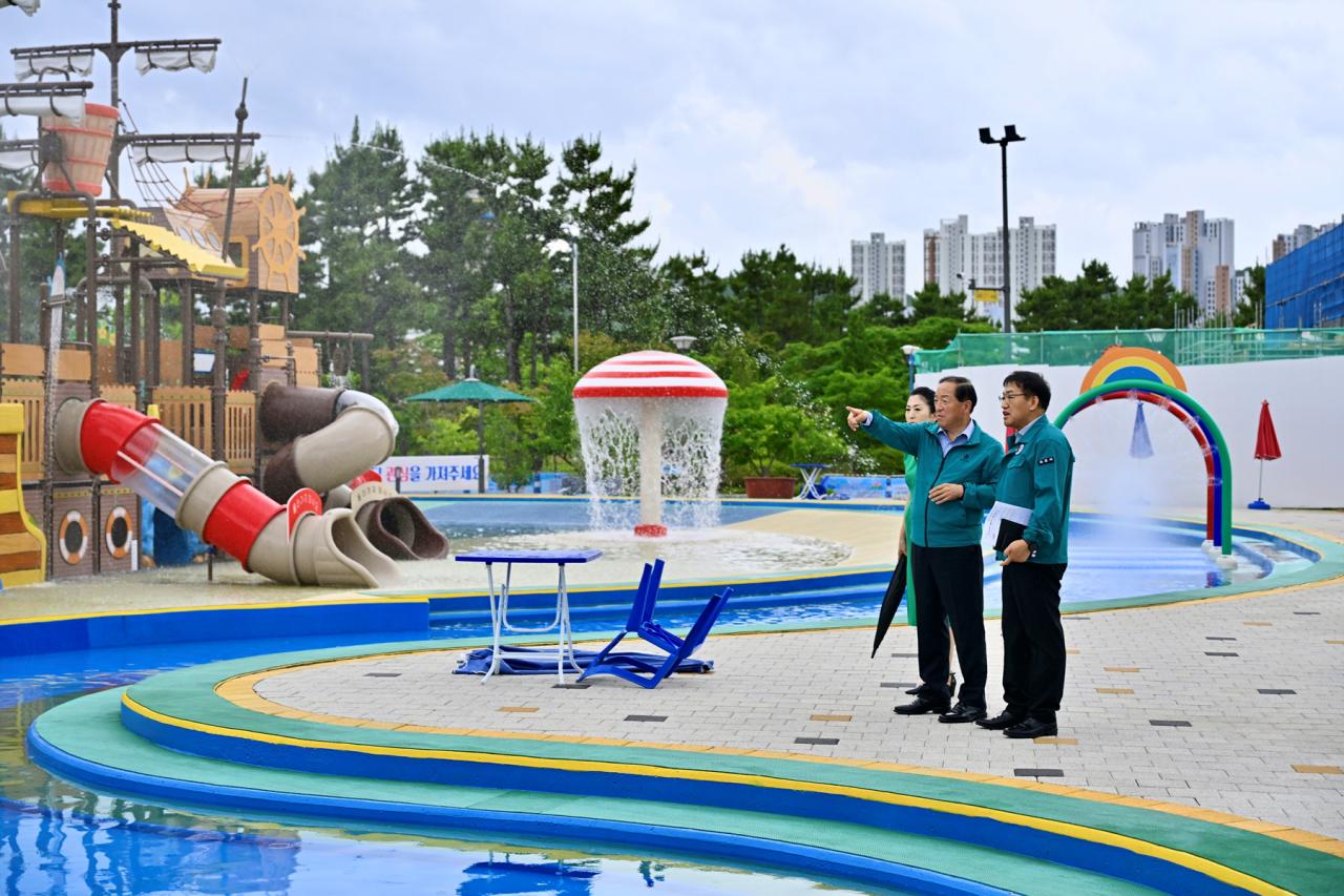 -이병선 국민의힘 속초시장 후보가 지난해 6월 청초호유원지 물놀이터 개장 전 현장점검을 진행한 모습 사진 이병선선거캠프