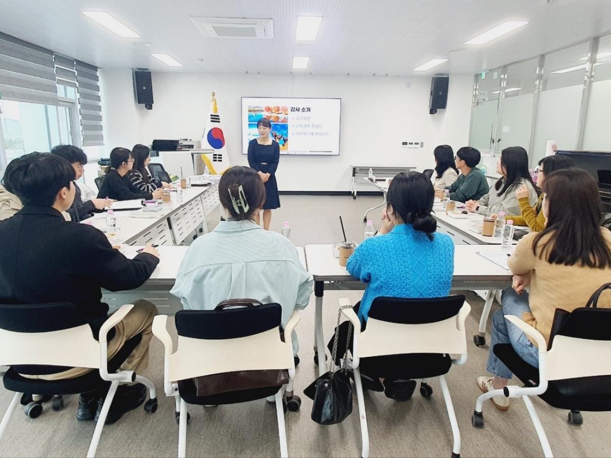 -경상북도봉화교육지원청은 지난 21일 중학교 교육과정 담당교사와 희망교사를 대상으로 미래를 여는 교육과정 성장을 잇는 자유학기 2026학년도 중학교 교육과정 담당교사 연수를 운영했다 사진 봉화교육지원청