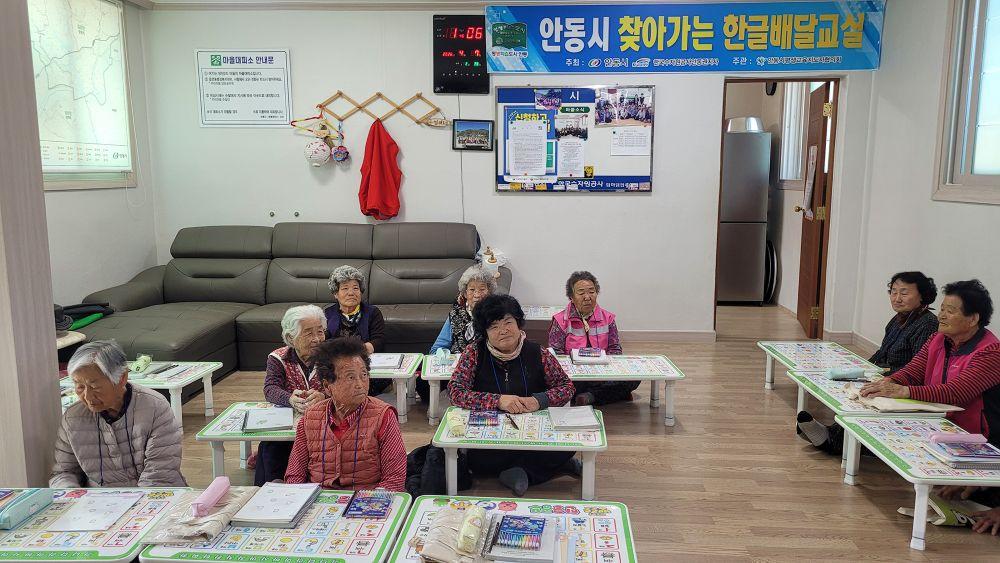 -다시 쥐어보는 배움의 연필 안동시 찾아가는 한글배달 교실 힘찬 출발 11월까지 14개 읍면 306명 어르신 대상 문해교육 본격 운영 사진 안동시