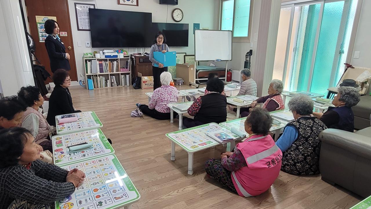 -교육과정은 기본적인 한글 읽기쓰기를 비롯해 일상생활에 필요한 수학 미술 음악 등 다채로운 커리큘럼으로 구성해 학습의 즐거움을 더했으며 급변하는 디지털 환경에 발맞춘 찾아가는 디지털 새싹교실도 함께 운영된다 사진 안동시