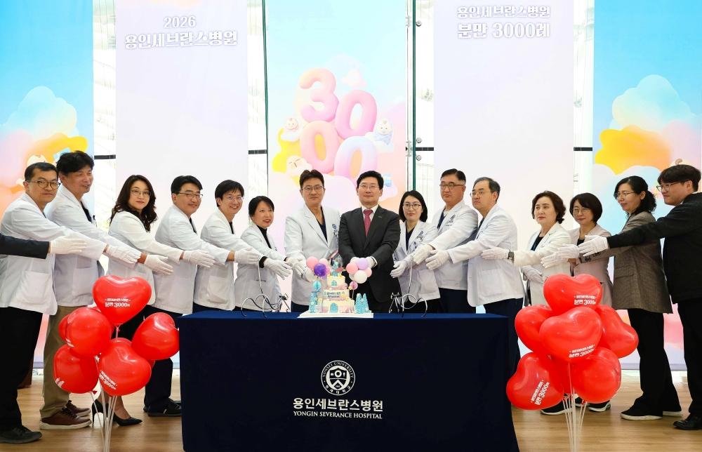 -이상일 시장이 용인세브란스병원에서 열린 분만 3000례 기념행사에서 현장 의료진 및 관계자들과 함께 케이크 컷팅식에 참여하고 있다 사진 용인특례시