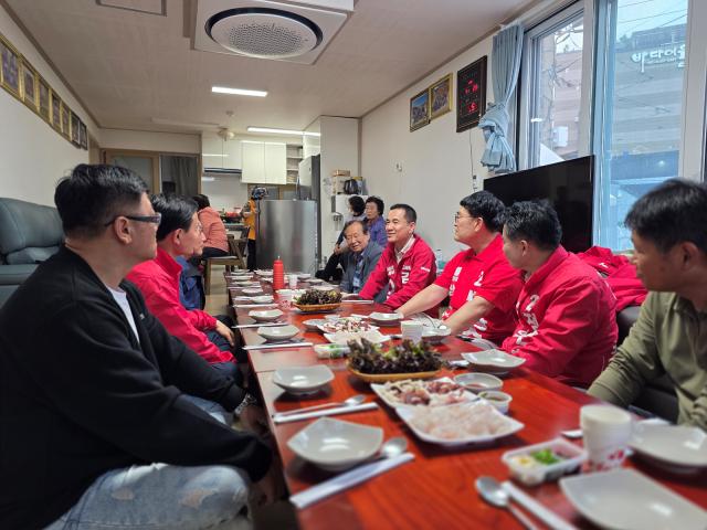 [NSP NEWS Image]63지방선거김진태 강원도지사 후보 삼척 장호항서 회관일기어촌 현장 소통 이어가