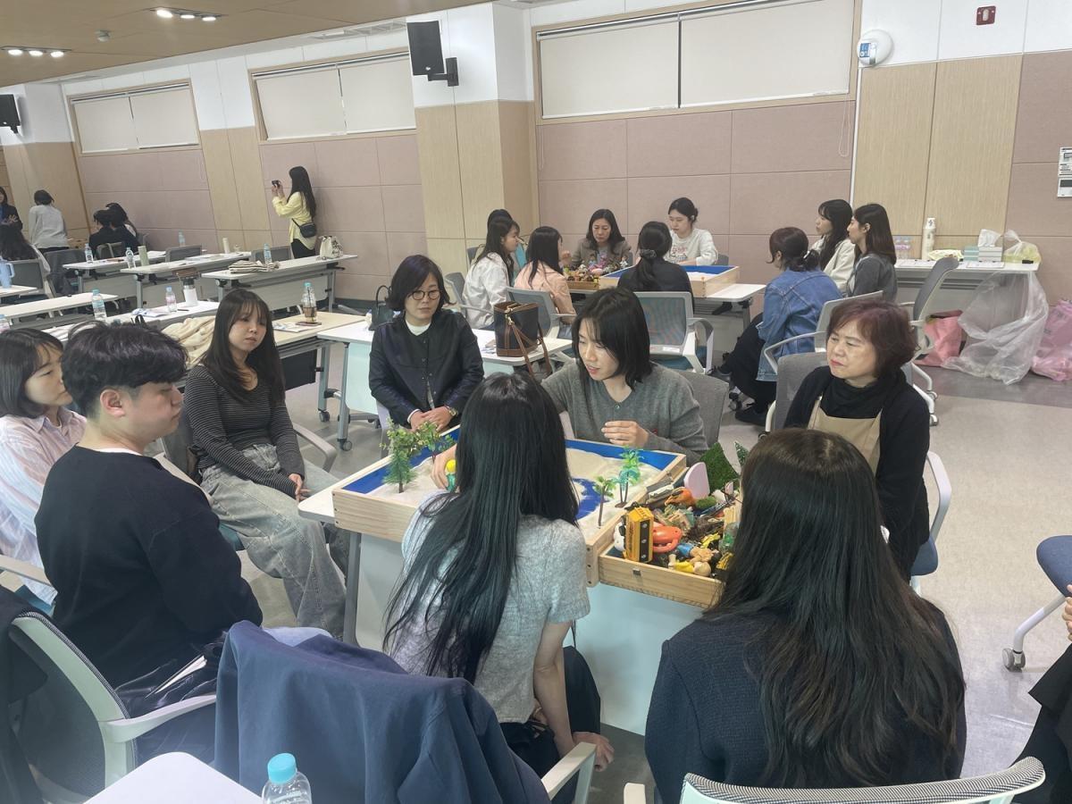 -경상북도포항교육지원청 Wee센터는 지난 21일 포항교육지원청에서 관내 Wee프로젝트 전문상담인력 116명을 대상으로 역량 강화 연수를 실시했다 사진 포항교육지원청