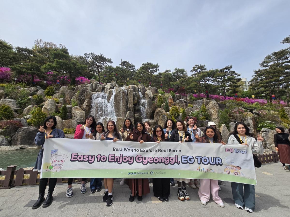 EG투어 이용객 단체 기념촬영 모습. (사진 = 경기도)