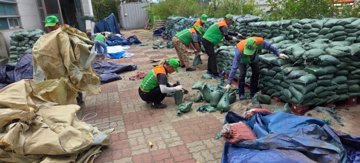 -포항시가 행정안전부 주관 2026년 읍면동 복지안전서비스 개선모델 지원 공모사업에 4년 연속 선정됐다 협의체 활동 모습 사진 포항시