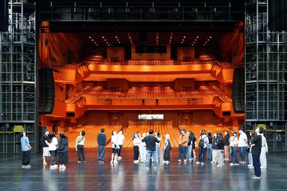 -시민들이 공연장 시스템을 직접 확인하는 성남아트센터 오페라하우스 백스테이지 투어를 하고 있다 사진 성남문화재단