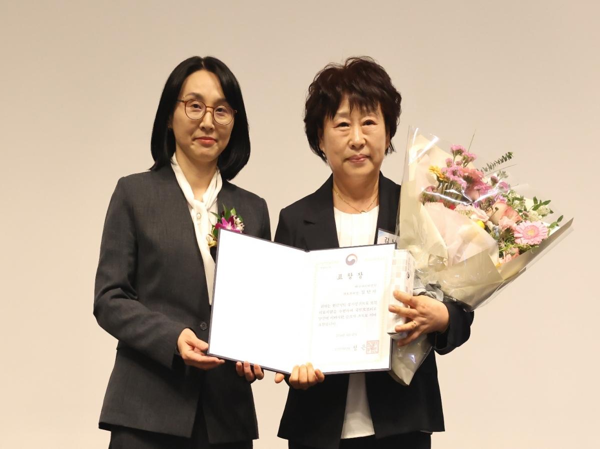 -대구파티마병원 김난자 간호본부장이 최근 서울 코엑스 그랜드볼룸에서 열린 대한병원협회 제67차 정기총회에서 보건복지부장관 표창을 수상했다 사진 대구파티마병원