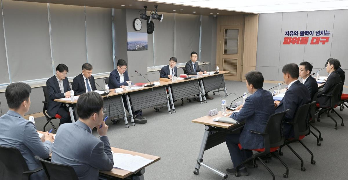 -대구광역시는 22일 시청 산격청사 제1대회의실에서 김정기 대구시장 권한대행 주재로 서대구역세권 개발 주요 현안점검 보고회를 개최했다 사진 대구광역시