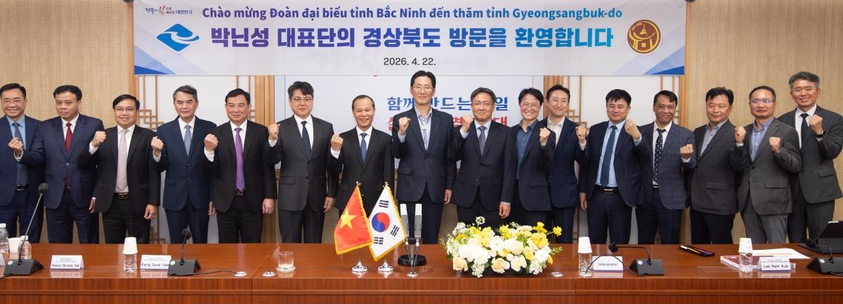 -마이 선(Mai Son) 베트남 박닌성 인민위원회 상임 부위원장을 단장으로 한 17명의 대표단이 22일 경상북도를 방문했다. (사진 = 경상북도)