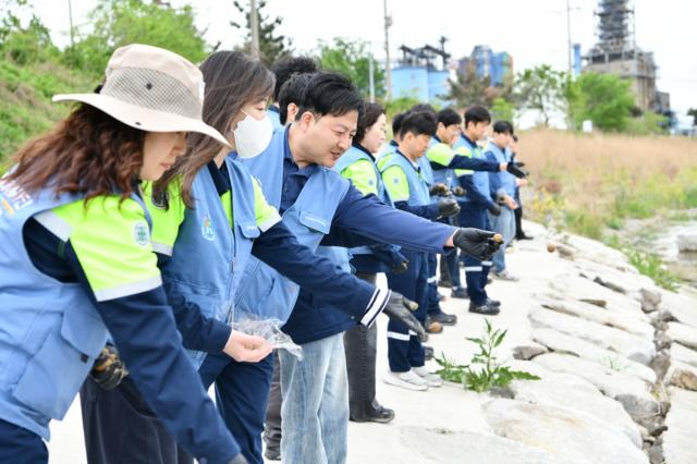 [NSP NEWS Image]포스코퓨처엠 포항 냉천서 Nature Guard Day 가져생물다양성 복원 실천