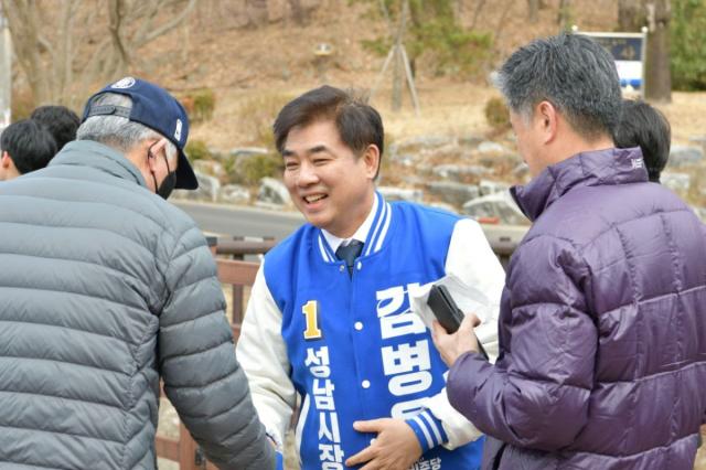 [NSP NEWS Image]63지방선거 김병욱 성남시장 후보 스크린파크골프 10면으로 확대어르신 건강 성남의 자산