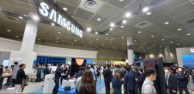 [NSP NEWS Image]월드IT쇼 개막삼성LGSKT 부스 북적 AI 전시 열기