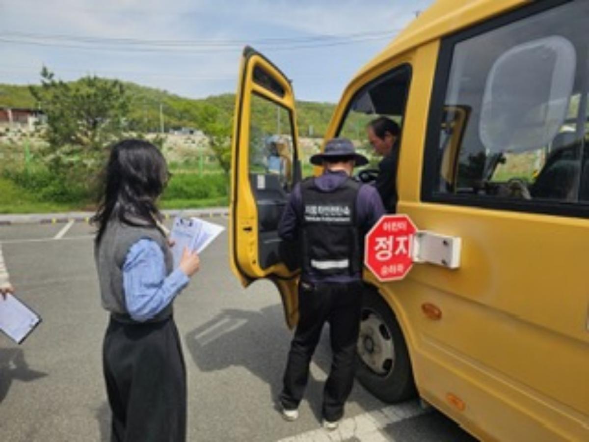 -경상북도의성교육지원청은 23일 관내 초등학교 어린이 통학버스를 대상으로 2026년 상반기 관계기관 합동 어린이통학버스 안전점검을 실시했다 사진 의성교육지원청