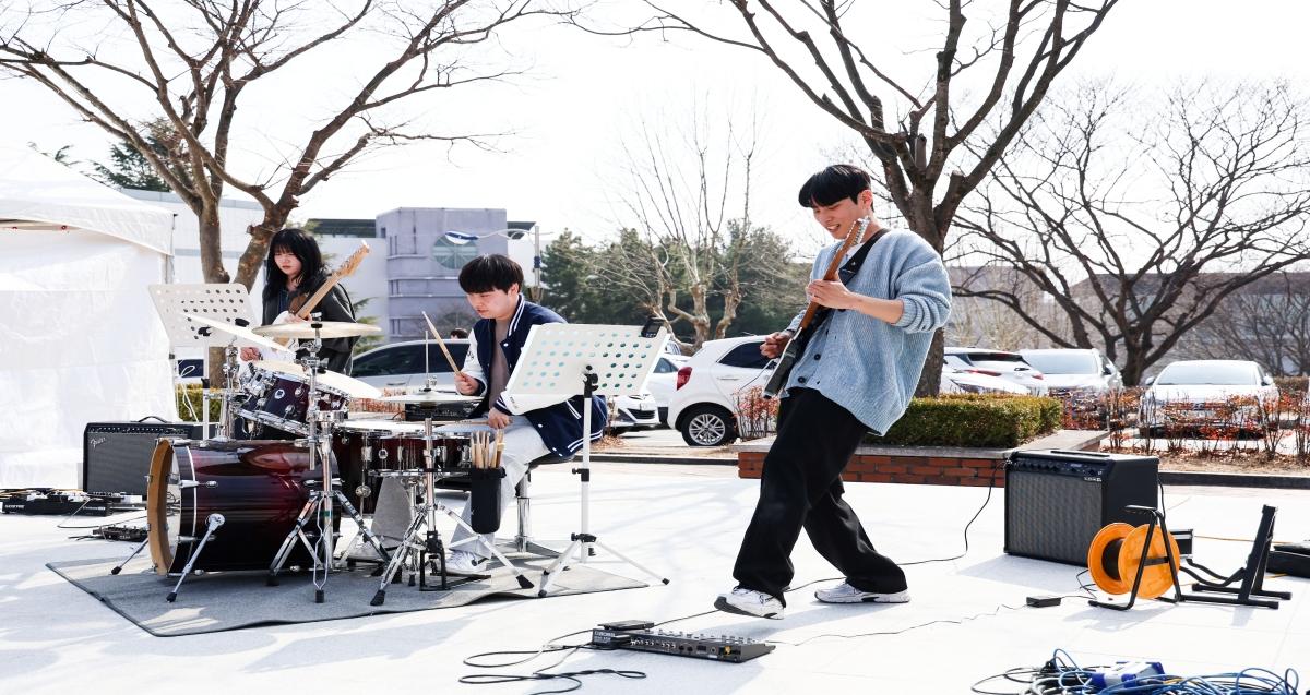 -대구대학교가 학생들의 자기주도적 역량을 강화하고 캠퍼스에 활기를 더하기 위해 2026학년도 1학기 자기주도성장 프로그램 - 문화 공연 참가팀을 오는 28일까지 모집한다 대구대 학생동아리 공연 사진 사진 대구대학교