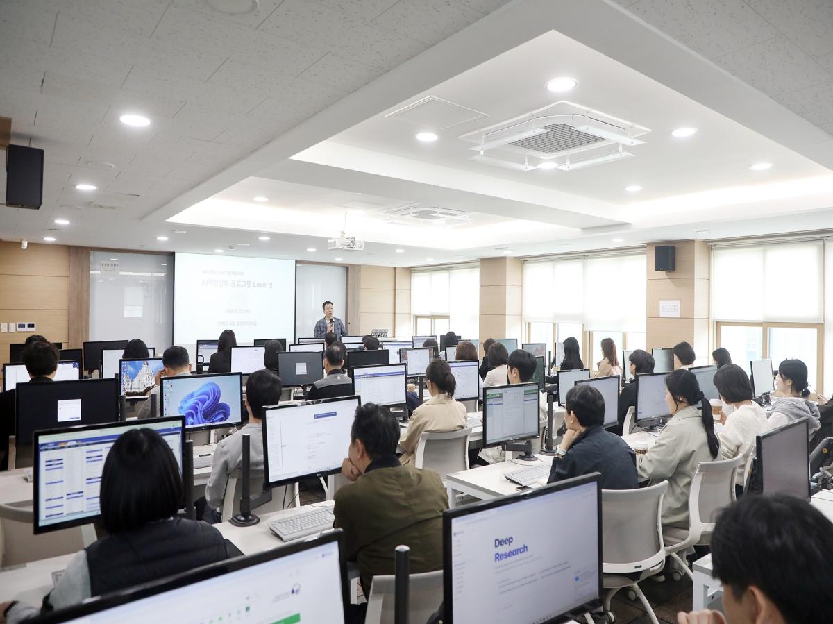 -영남이공대학교는 지난 22일 교직원 40명을 대상으로 AI역량인증 Level 2 심화교육인 AI에이전트기반 지능형 행정자동화AI비서 구현응용 과정을 진행했다 사진 영남이공대학교