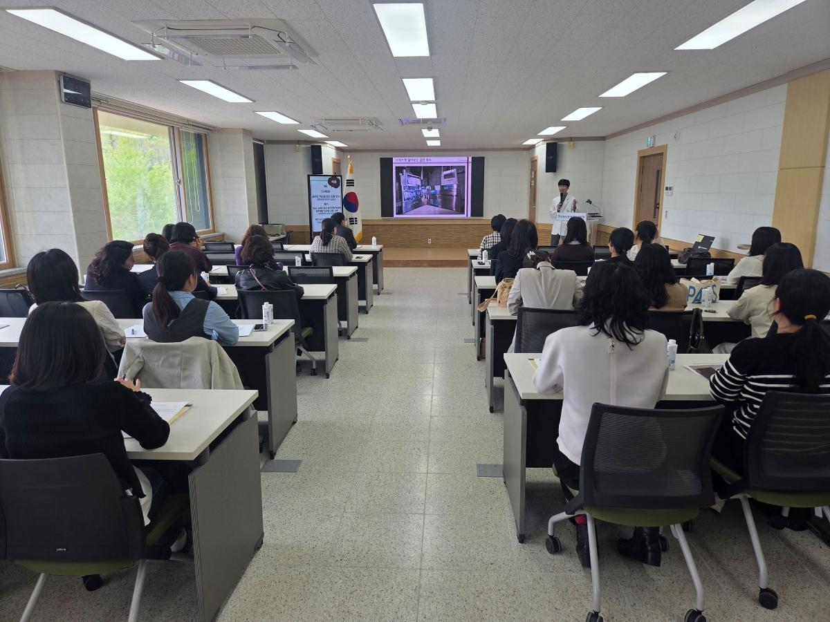 -문경교육지원청은 지난 22일 관내 초중고등학교 흡연예방 담당자 32명을 대상으로 2026년 학교 흡연예방 담당자 연수를 실시했다 사진 문경교육지원청