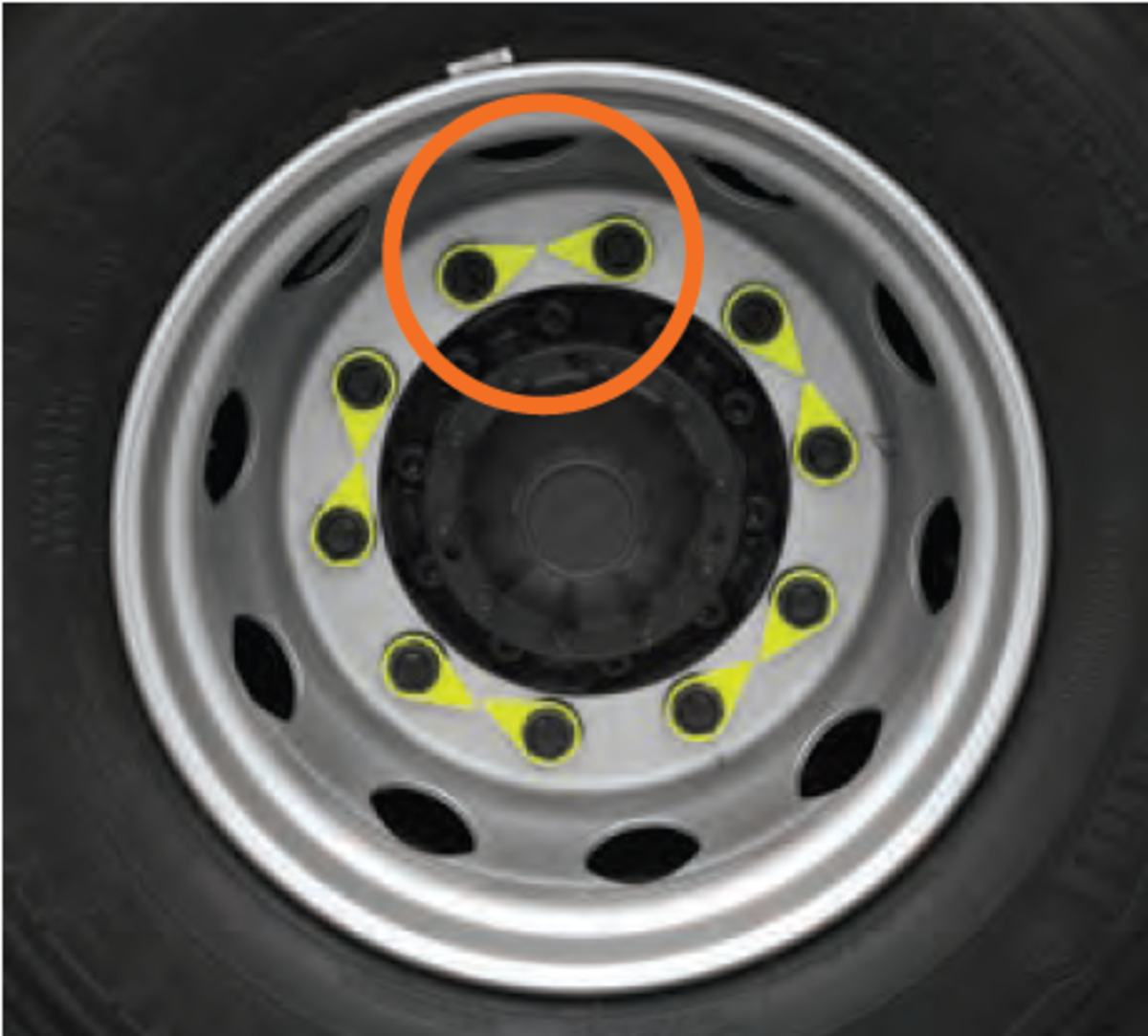 -화물차에 장착된 휠 너트 인디케이터로 화살표 모양 끝 단의 일치 여부를 통해 정상 체결 상태를 확인할 수 있다 사진 한국교통안전공단 경기남부본부