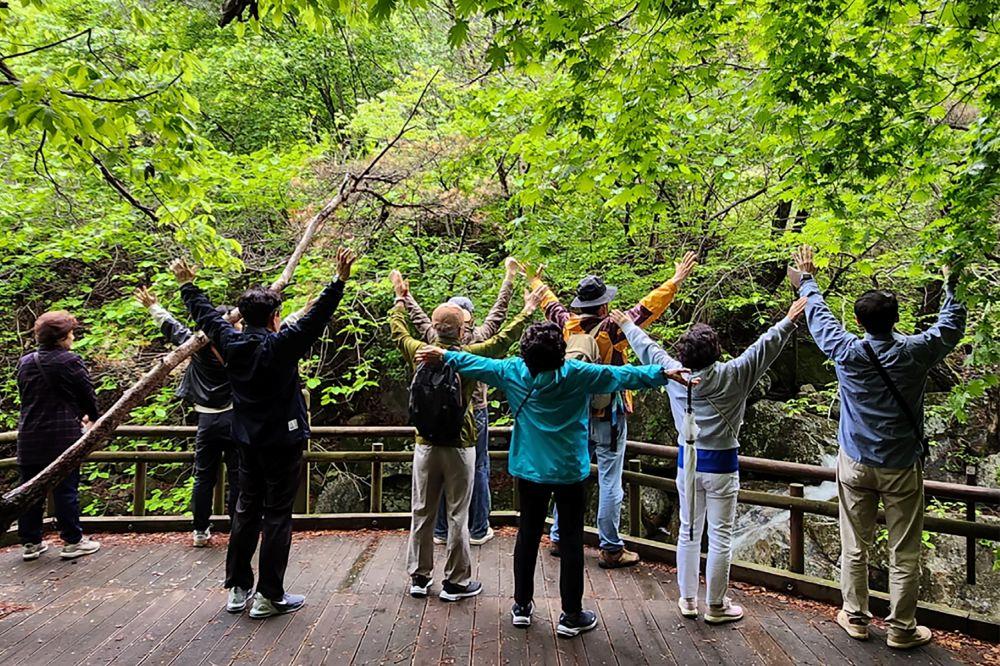 -토요일 물돌이 코스는 영주역을 출발해 부용대 관사골 영주365시장 영주댐용마루공원 무섬마을 등을 둘러보는 자연힐링 중심 코스이고 일요일 선비 코스는 유네스코 세계유산인 부석사와 소수서원 금성대군 신단 선비촌 죽계구곡 등을 방문하는 역사문화 체험 코스로 구성됐다 사진 영주시