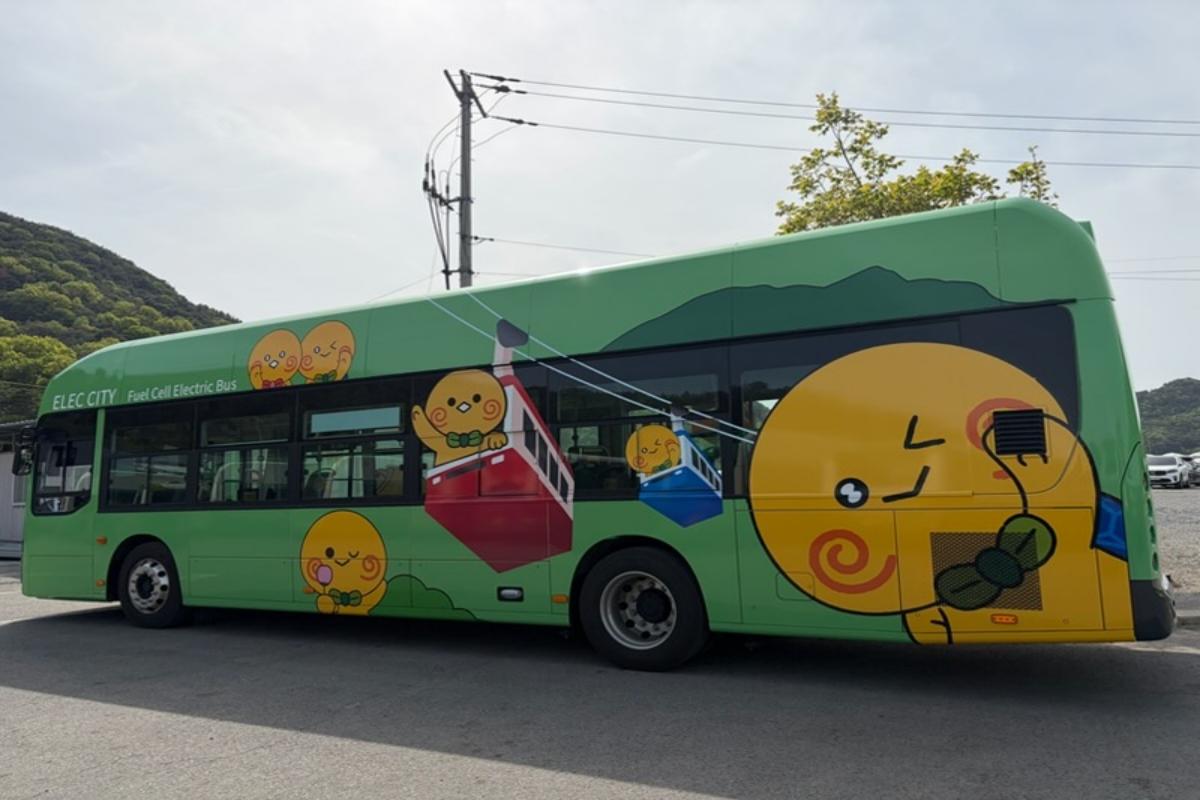 -구미시는 오는 25일부터 시 관광 캐릭터 토미TOMI를 활용해 새롭게 단장한 낭만토미 시내버스27-3번 구미역금오산를 본격 운행한다 사진 구미시