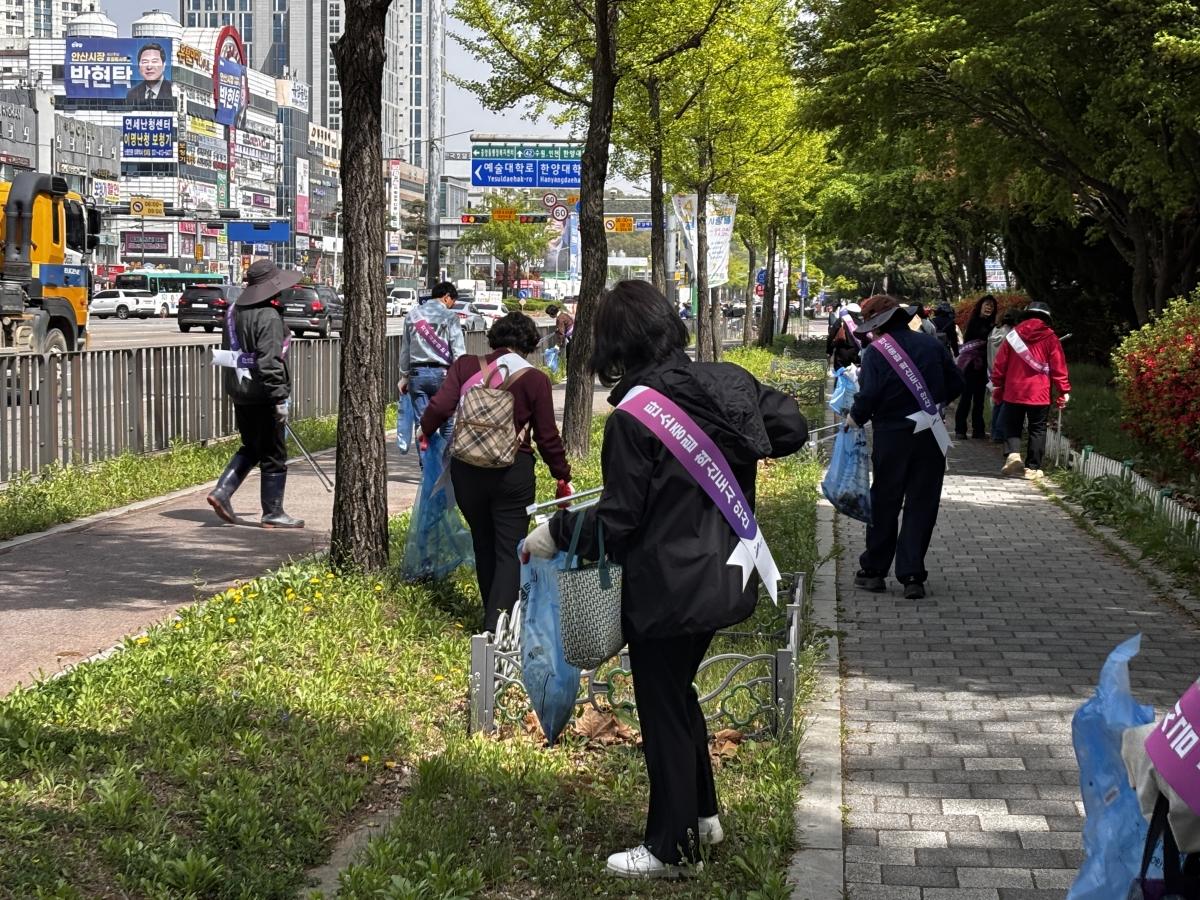 -중앙역 인근 고잔동 일대에서 참여자들이 환경정화 활동을 하고 있다 사진 안산환경재단