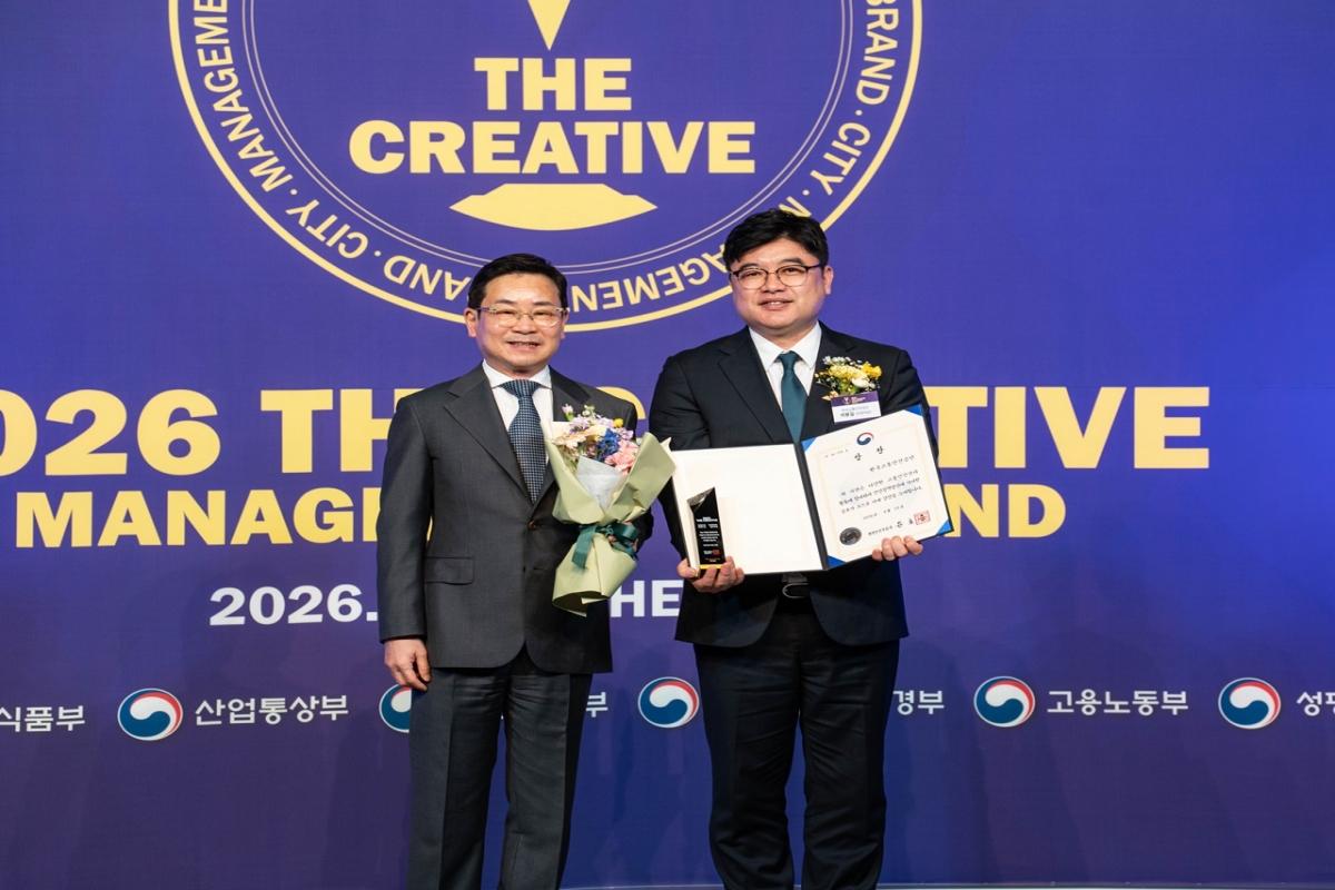 -한국교통안전공단은 23일 서울 더 플라자 호텔에서 열린 대한민국 창조경영 2026 시상식에서 오늘도 무사고 캠페인을 통한 교통안전문화 확산 공로를 인정받아 안전경영 분야 행정안전부 장관상을 수상했다 사진 한국교통안전공단