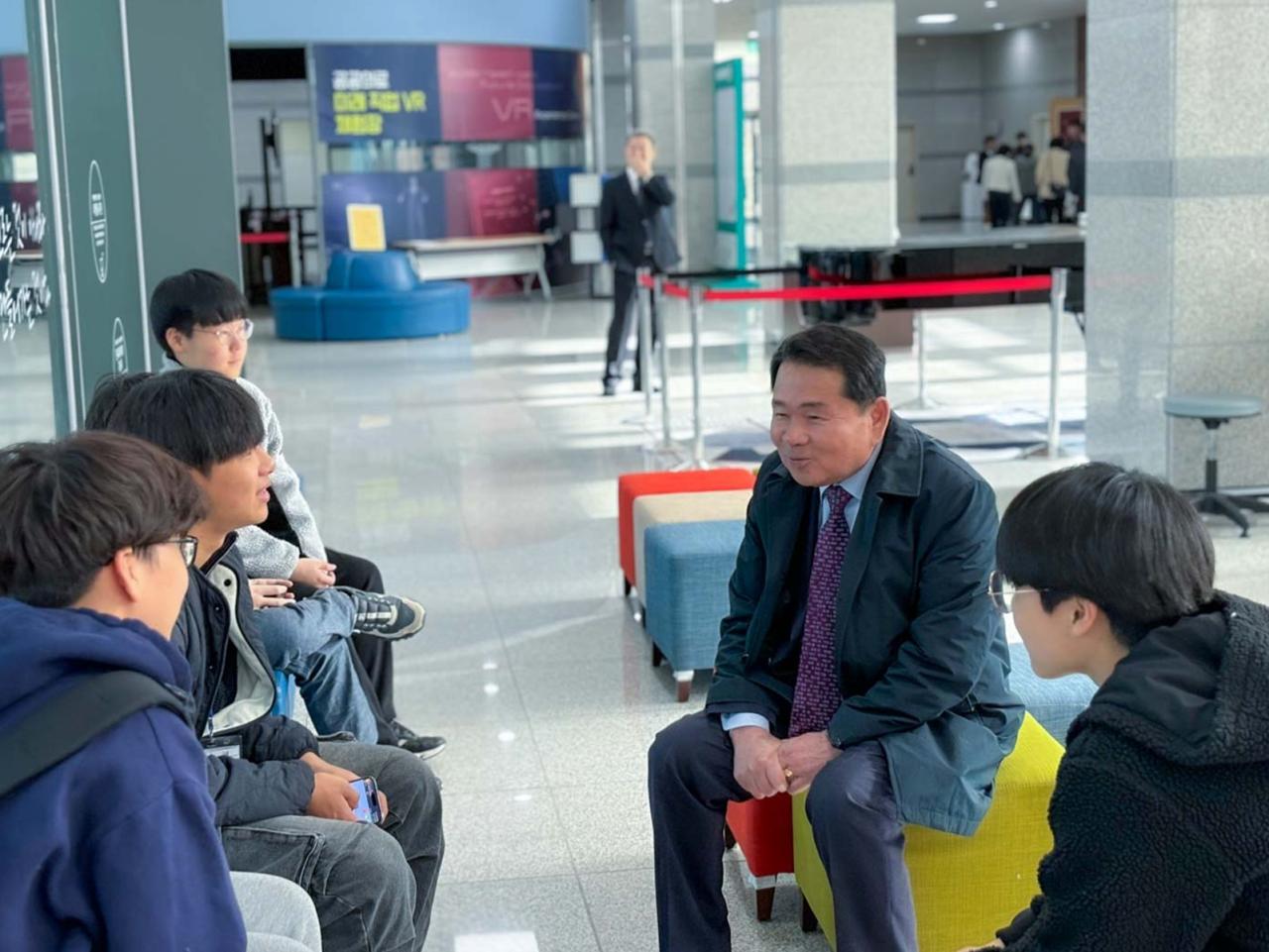 -신경호 교육감 후보가 학생들과 담소를 나누고 있는 모습 사진 신경호선거캠프