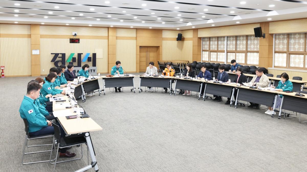 -경산시가 23일 시청 대회의실에서 제4회 안전관리실무위원회를 열고 2026 제104회 어린이날 기념행사 안전관리계획을 심의하고 있다 사진 경산시