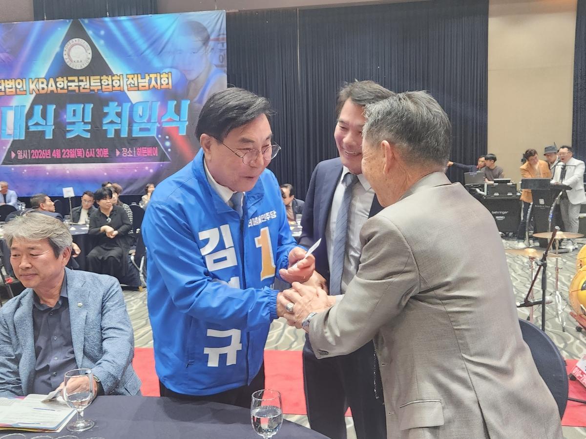 -김영규 여수시장 예비후보가 반값아파트 공급과 통신요금 반값 지원 공약을 발표했다 사진 김영규 후보