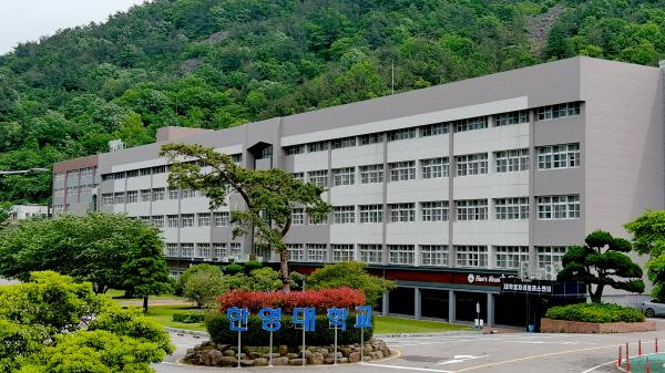 -한영대학교가 고용노동부와 구글코리아가 협력해 추진한 청년 AI 역량강화 프로그램이 높은 수료율과 우수한 운영 성과를 인정받아 2025년 AI 교육 우수 운영기관으로 선정됐다 한영대학교