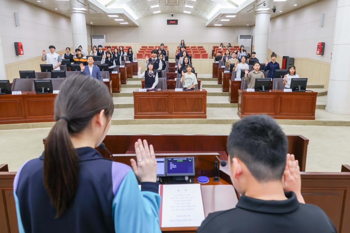 -청소년의회 제1차 본회의에서 선출된 의장부의장이 선서를 하고 있다 사진 안산시의회