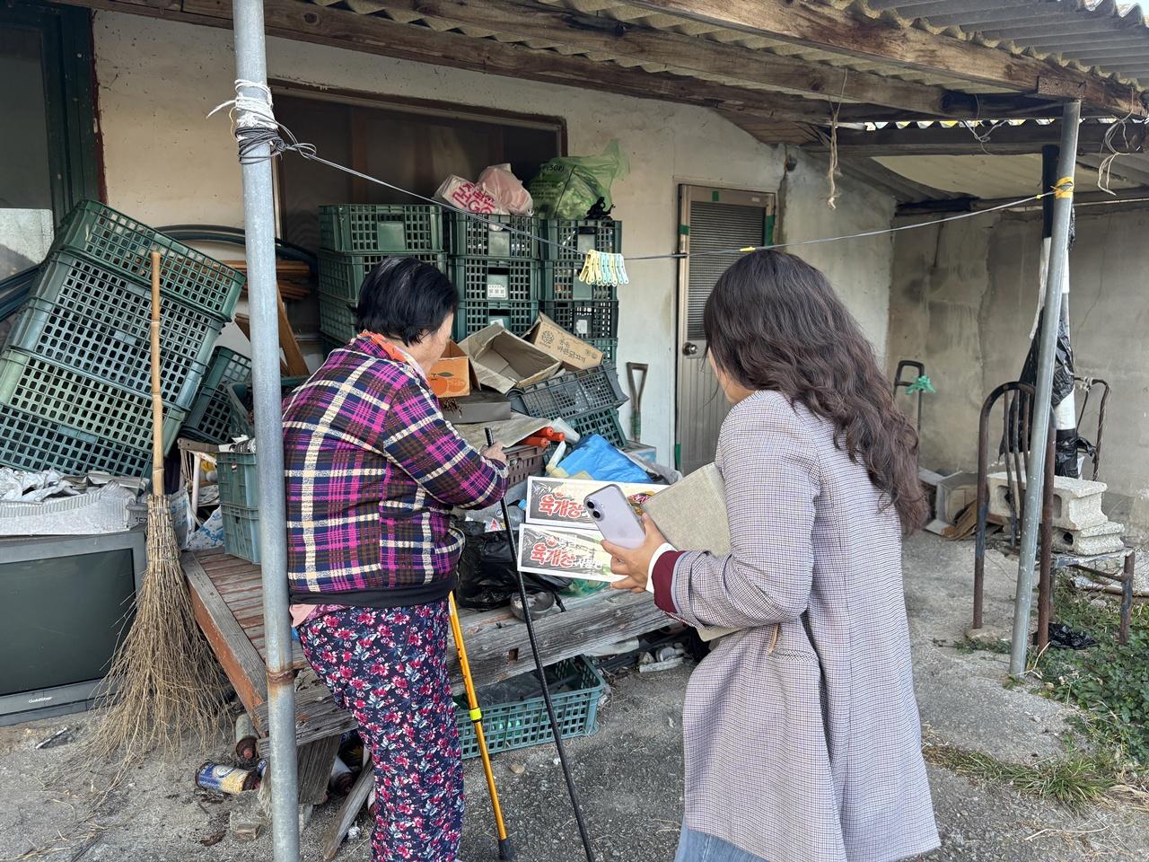 -강진군이 취약계층 방문 조사 및 상담을 하고 있다 사진 강진군