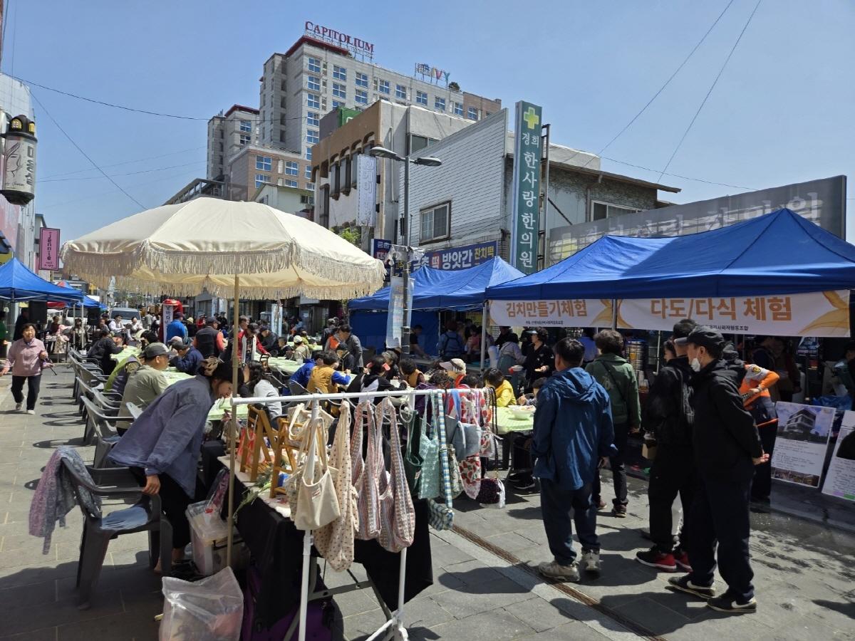 -평택시 안정마을관리사회적협동조합이 안정리 로데오거리에서 안정마을 교류회를 개최했다 사진 평택시