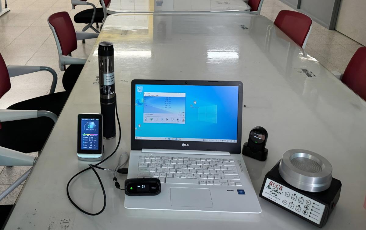 -광명장애인직업적응훈련센터 프로그램실에서 실내공기질을 측정하고 있다 사진 광명시