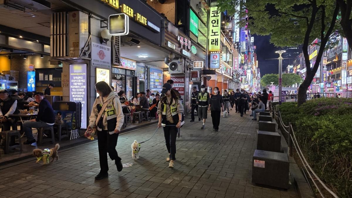 -안양시 반려견 순찰대 양반견이 23일 저녁 범계로데오 거리를 합동 순찰하고 있다 사진 안양시
