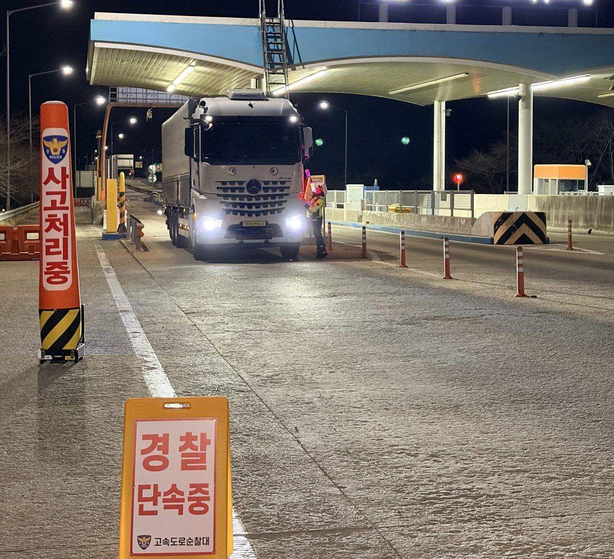 -전남경찰청 고속도로순찰대 제5지구대 심야 화물차 운행 사고 예방 계도단속 사진 전남경찰청 고속도로순찰대 제5지구대