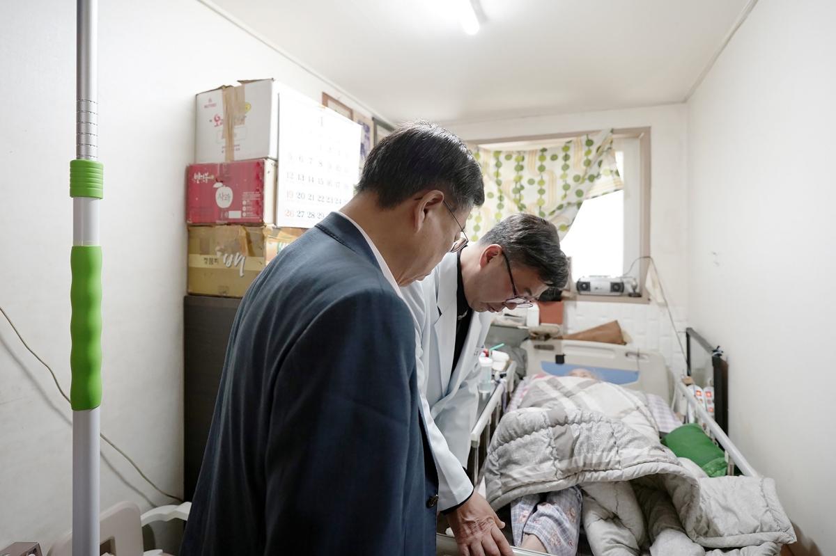 -신상진 시장이 협약 의료기관 의사와 함께 내집 생애말기 케어 사업 대상 어르신 자택을 방문해 건강 상태를 살피고 있다 사진 성남시