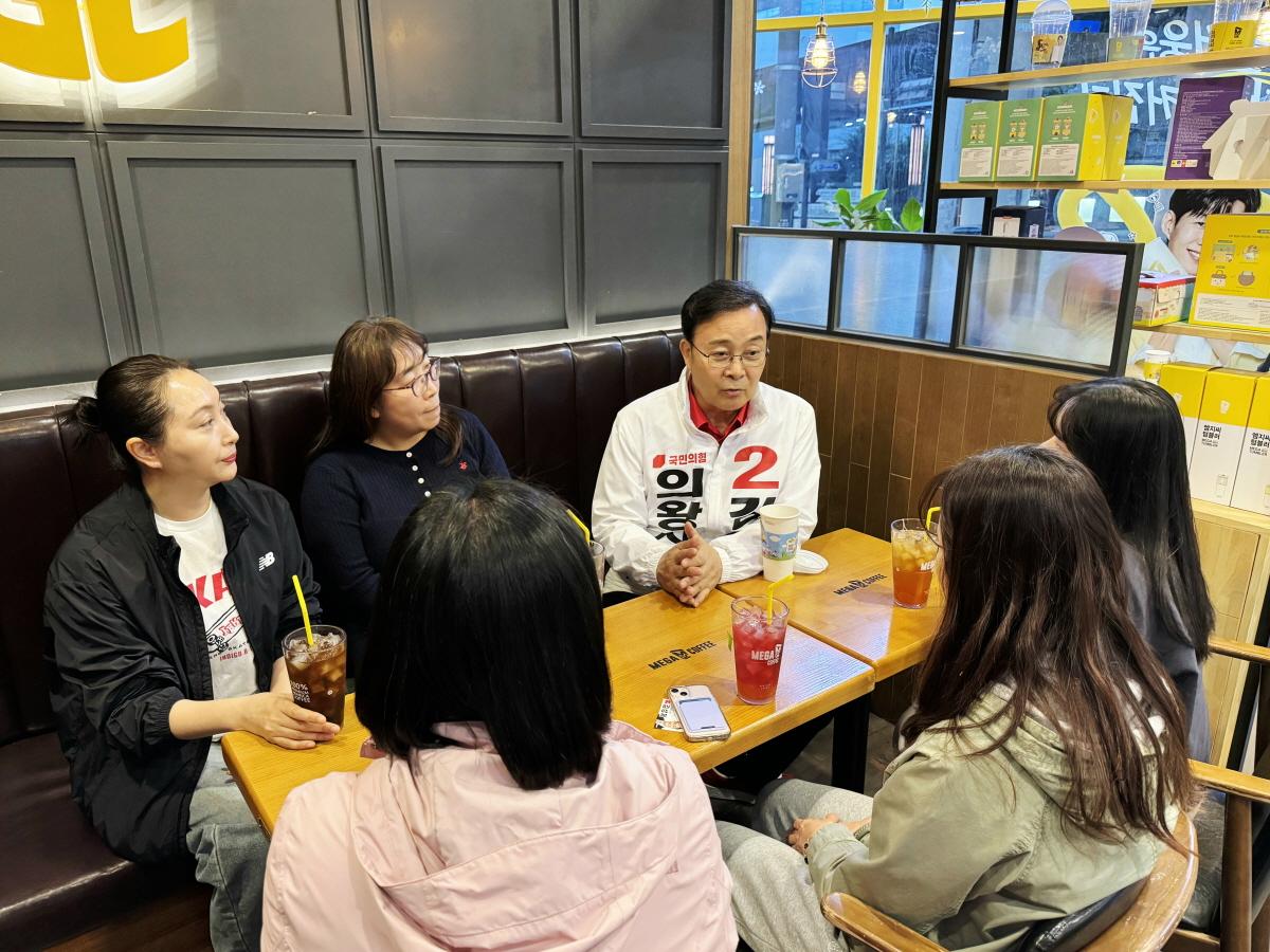 -24일 김성제 의왕시장 후보가 내손동 학부형들과 의왕시 교육 관련 간담회를 갖고 있다 사진 김성제 캠프