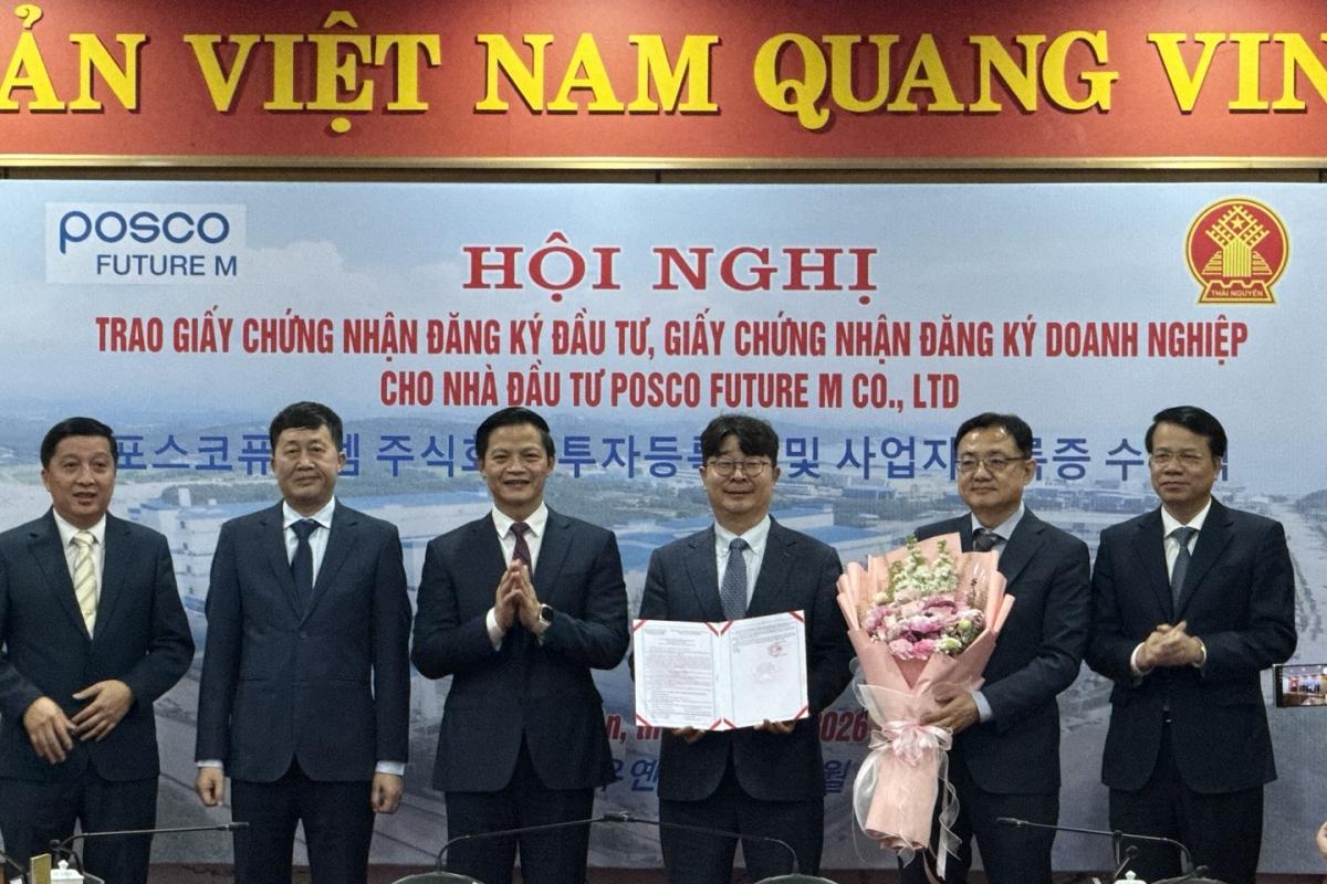 -포스코퓨처엠은 지난 23일 베트남 하노이에서 열린 한-베트남 비즈니스 포럼에서 타이응웬성으로부터 인조흑연 음극재 사업 투자등록증IRC Investment Registration Certificate을 받았다 사진 포스코퓨처엠