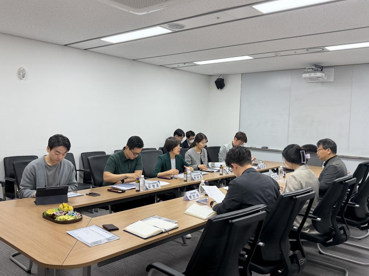 -경상북도는 24일 부처별부서별사업별로 분산 추진되어 온 마을 정책을 통합관리하고 경북형 모델을 발굴하기 위한 마을 정책 통합 관리 및 재편 방안 연구용역 착수보고회를 개최했다 사진 경상북도