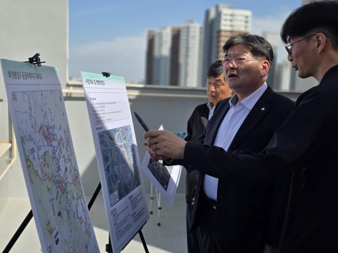 -경기주택도시공사GH 김용진 사장이 주요 사업 현장을 찾아 사업 진행 상황과 안전관리 실태를 점검하고 있다 사진 GH