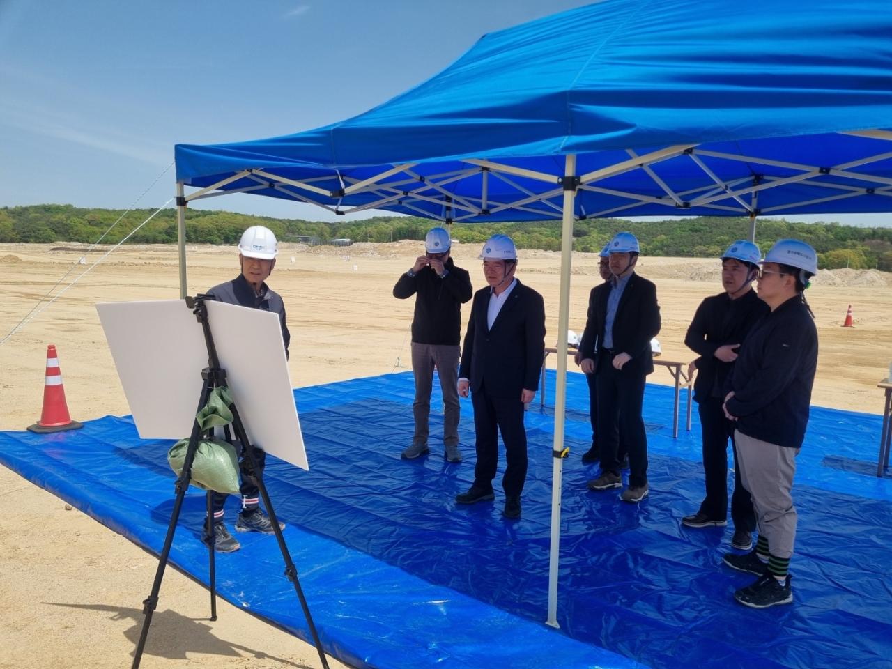 -경기주택도시공사GH 김용진 사장이 주요 사업 현장을 찾아 사업 진행 상황과 안전관리 실태를 점검하고 있다 사진 GH