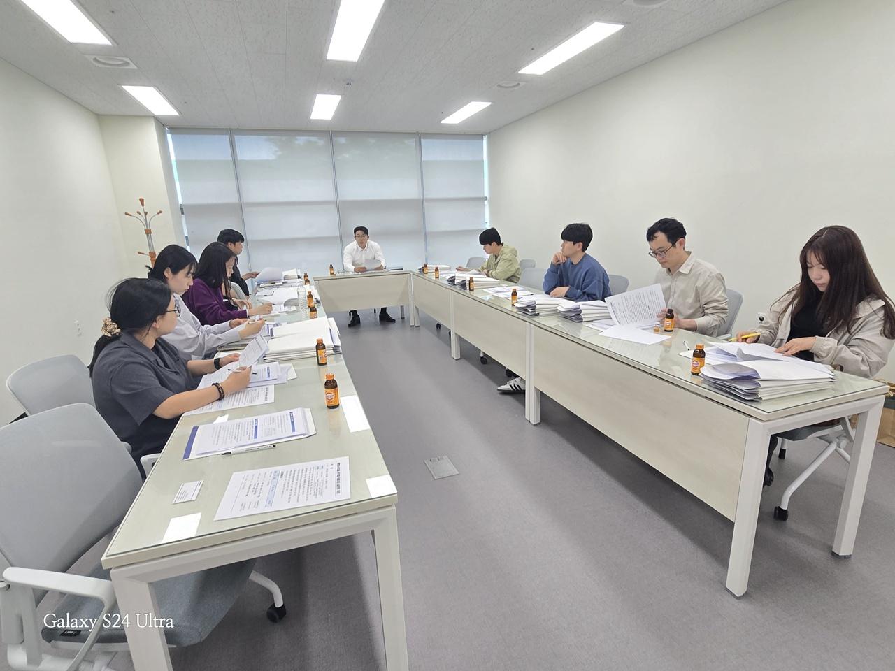 -곡성군이 신재생에너지보급 사업의 원활한 추진을 위해 읍면 담당자 설명회를 갖고 있다 사진 곡성군