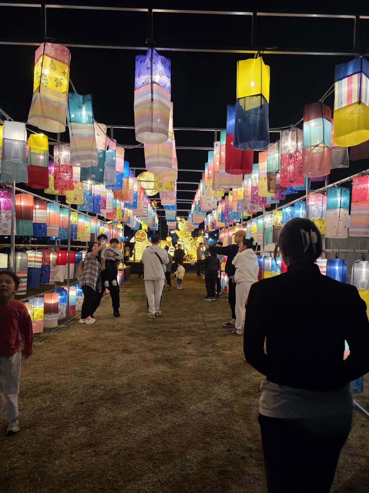 -2025년 4월 1726일 분당 탄천 야탑 다목적광장에서 열린 제3회 성남 연등회 모습 사진 성남시