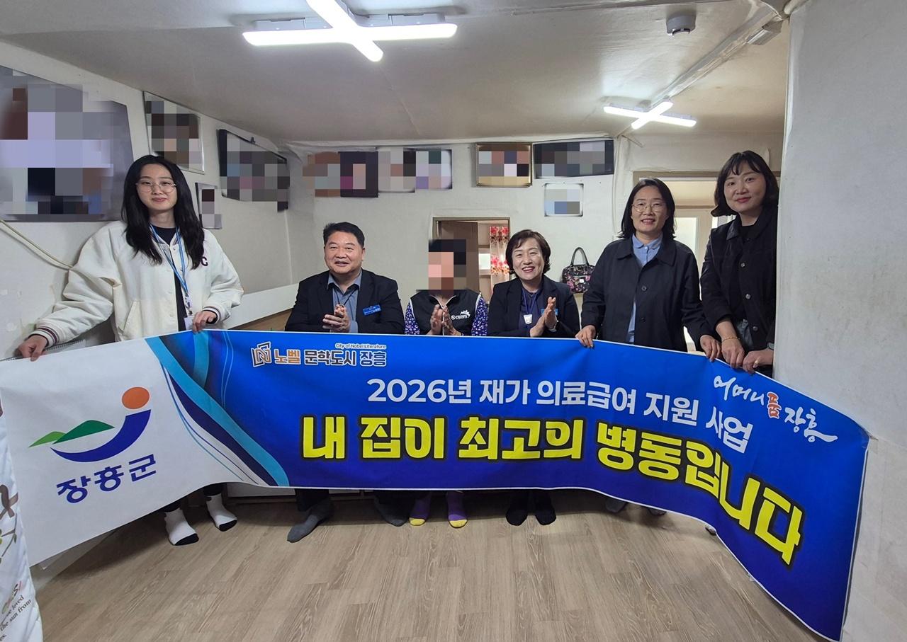 -장흥군이 재가의료급여사업을 홍보하고 있다 사진 장흥군