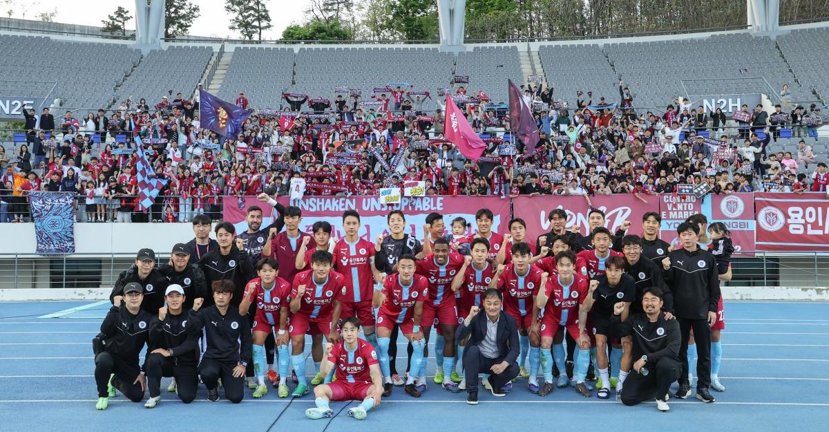 -용인특례시 시민프로축구단인 용인FC가 홈경기에서 승리를 거두면서 시민들에게 창단 첫 승을 선사했다 사진은 용인FC가 승리 후 파이팅을 외치며 홈팬들과 함께 기념촬영을 하고 있는 모습 사진 용인특례시