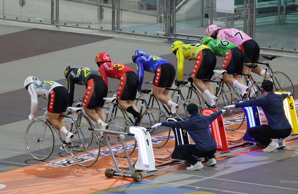 -광명스피돔 특선급 경주 선수들이 출발대를 박차고 나가고 있다 사진 국민체육진흥공단