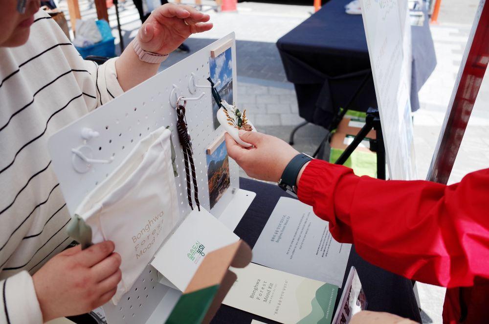 -장터에는 지역 수공예와 먹거리 판매자 9개 팀이 참여해 생활 소품 공예품 식음료 등을 판매하며 축제 분위기를 고조시켰다 사진 봉화군