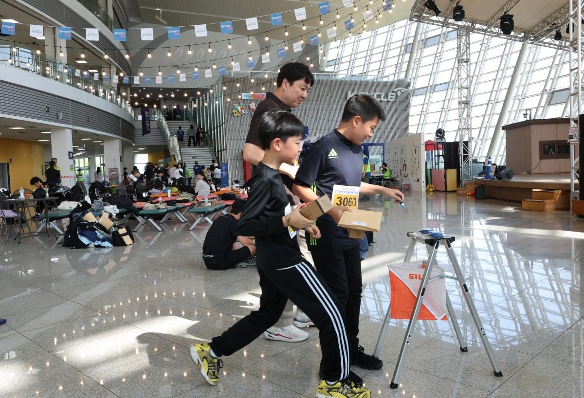 -광명스피돔 인도어 오리엔티어링 대회에 참가한 가족이 마지막 컨트롤 포인트를 체크하고 있다 사진 경륜경정