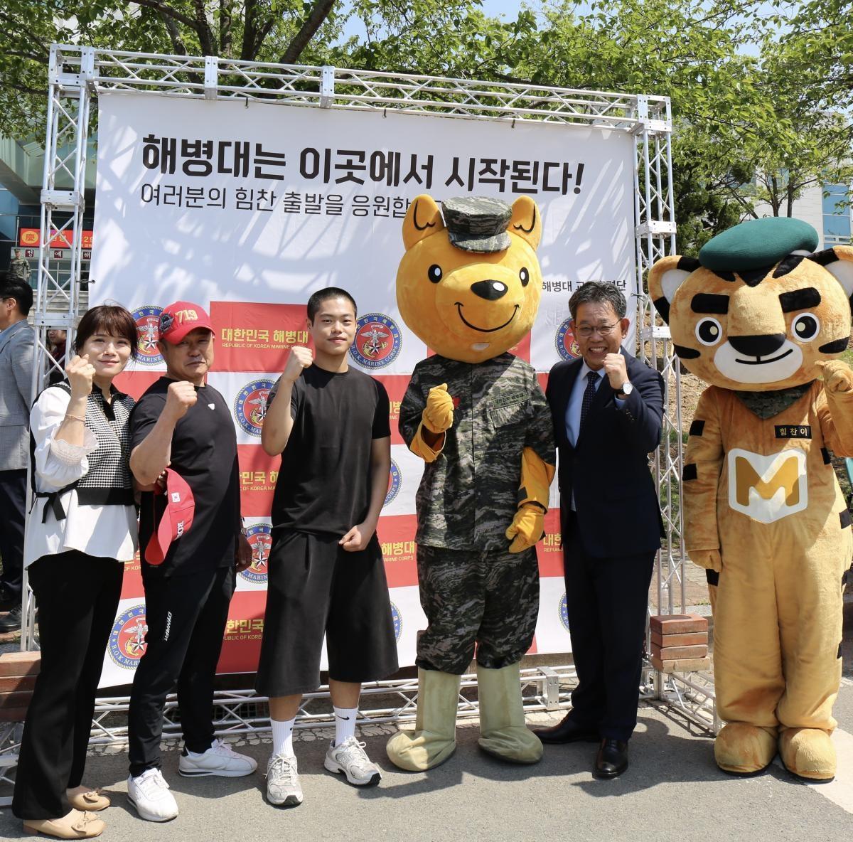 -대구경북병무청 차장은 27일 해병대교육훈련단경북 포항시 소재 입영현장을 방문해 입영 장정과 가족 입영부대 관계관들을 격려했다 사진 대구경북지방병무청