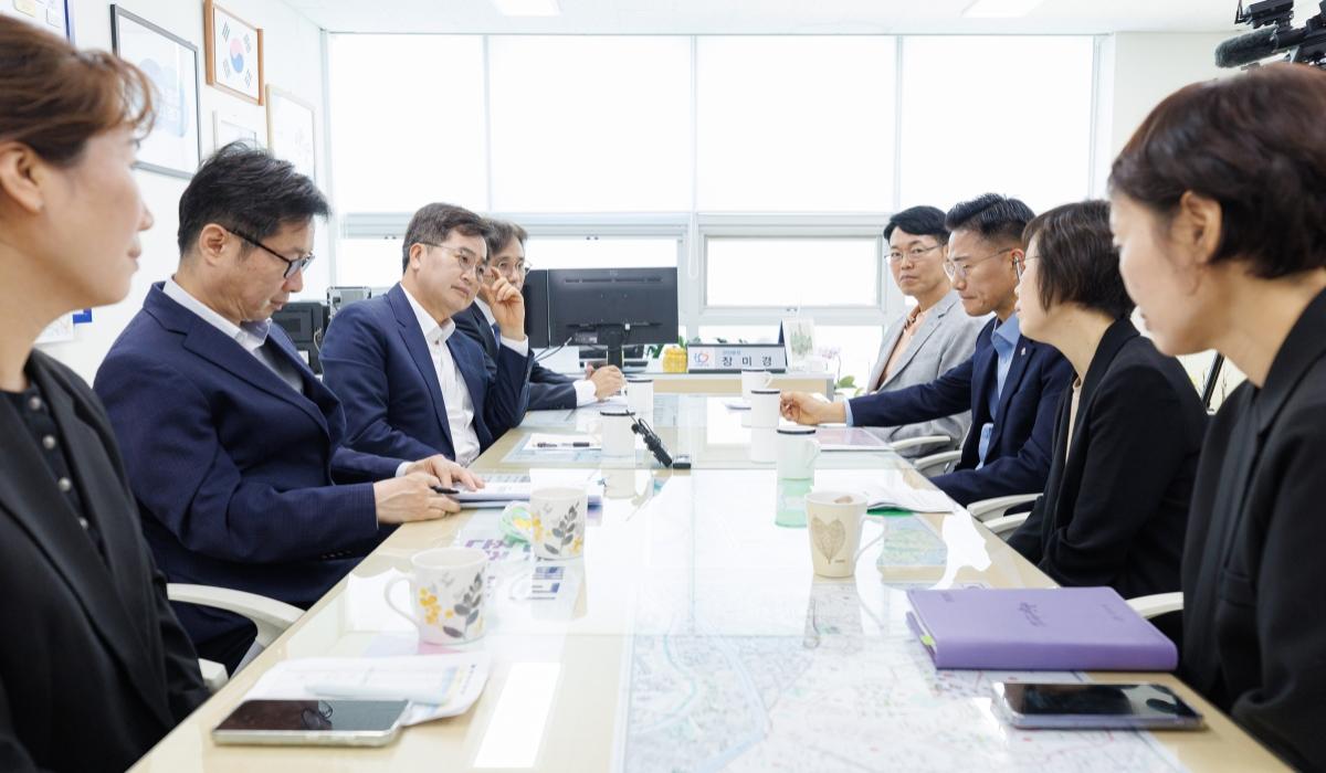 -27일 오전 안양시 관양동 행정복지센터에서 김동연 경기도지사가 이계삼 안양시장 권한대행 및 관계자들이 참석한 가운데 고유가 피해지원금 현장 의견 청취 및 격려를 하고 있다 사진 경기도